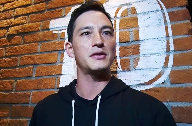 Mike Lewis mengaku menghadiahkan film - Image