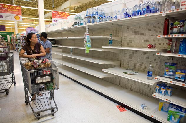 Krisis Venezuela membuat stok barang kosong sehingga warga terpaksa belanja di Kolombia - Image