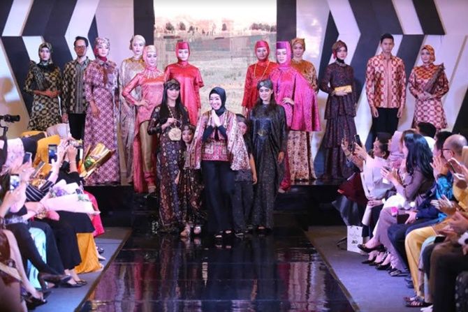 Deretan koleksi busana muslim karya desainer lokal di Palembang Fashion Week 2019. - Image