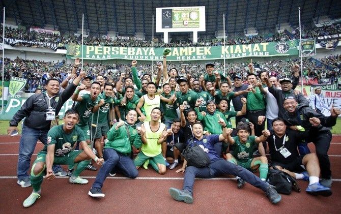 Skuad Persebaya saat memastikan juara Liga 2 2017 di Stadion Gelora Bandung Lautan Api, Bandung. - Image