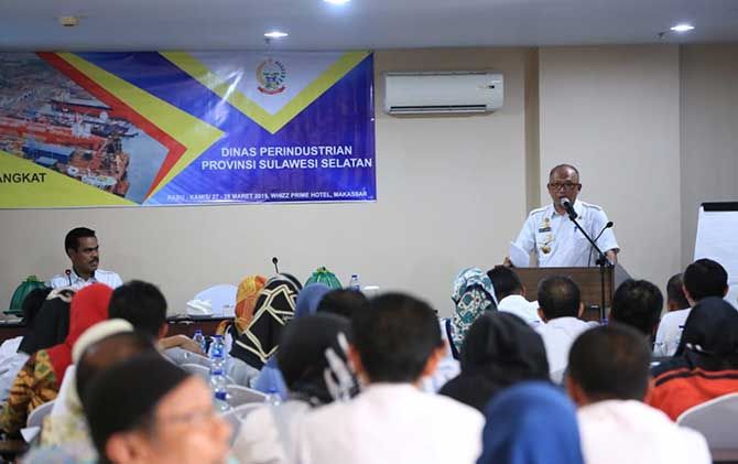 Sekda Pemprov Sulsel Ashari F Radjamilo dalam Rapat Forum Satuan Kerja OPD Penyusunan Program Industri di Sulsel, Kamis (28/3) . - Image