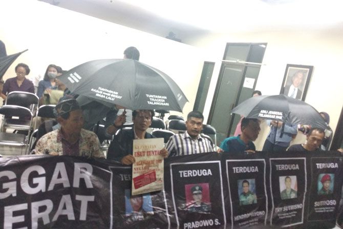 Sejumlah korban dan keluarga korban, meminta Komnas HAM abaikan - Image
