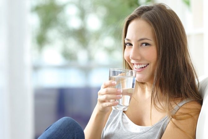 Ilustrasi minum air putih. Air dingin dan suhu ruang tetap sama-sama menghidrasi tubuh. - Image