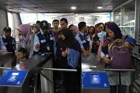 Suasana di Halte Transjakarta - Image