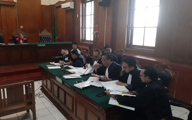 Ahmad Dhani bersama tim pengacara saat sidang di PN Surabaya, Selasa (12/3). - Image