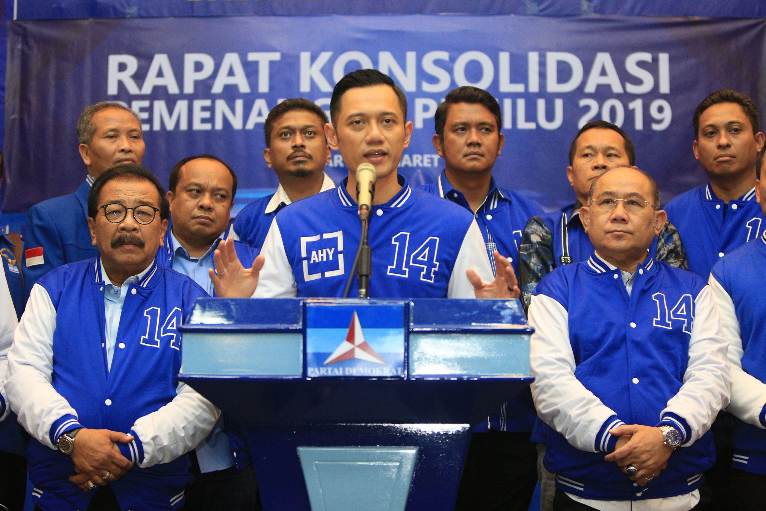Ketua Kogasma Partai Demokrat Agus Harimurty Yudhoyono (AHY) memastikan hingga Partai Demokrat masih konsisten dengan Prabowo-Sandi. (fedrik Tarigan/Jawa Pos) - Image