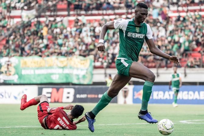 Amido Balde telah mengemas 12 gol dari 4 laga bersama Persebaya di Piala Indonesia dan Piala Presiden (official persebaya) - Image