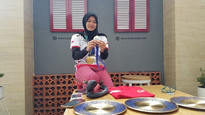 HIBAH MEDALI: Atlet panjat tebing Aries Susanti Rahayu hibahkan medali ke museum. - Image