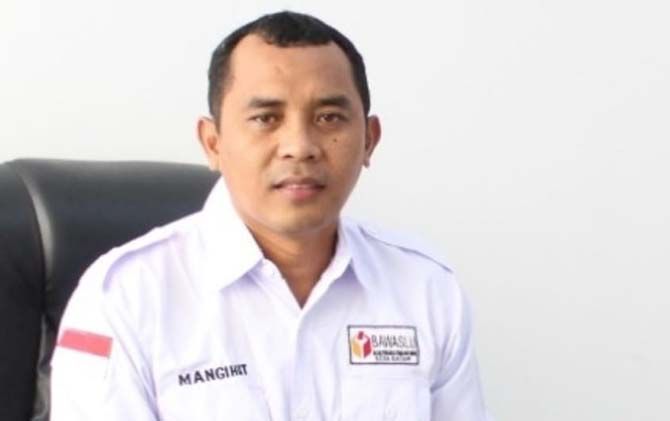 Komisioner Bidang Hukum Bawaslu Kota Batam Mangihut Rajagukguk. - Image