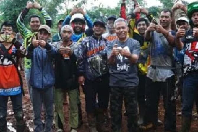 Mayjen TNI Purn Suharno (tengah) usai menjelajah track - Image