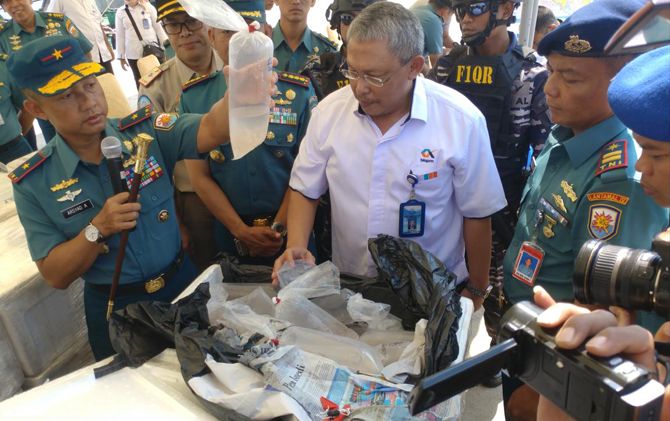 Komandan Pangkalan Utama Angkatan Laut (Lantamal) IV Tanjungpinang LaksmaTNI Arsyad Abdullah (kiri) ketika menunjukan baby lobster yang akan diselundupkan ke Singapura. - Image