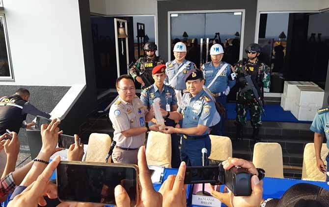 Danlanal Batam Kolonel Laut (P) Alan Dahlan ketika memperlihatkan baby lobster dalam ekspos di Mako Lanal Batam. - Image