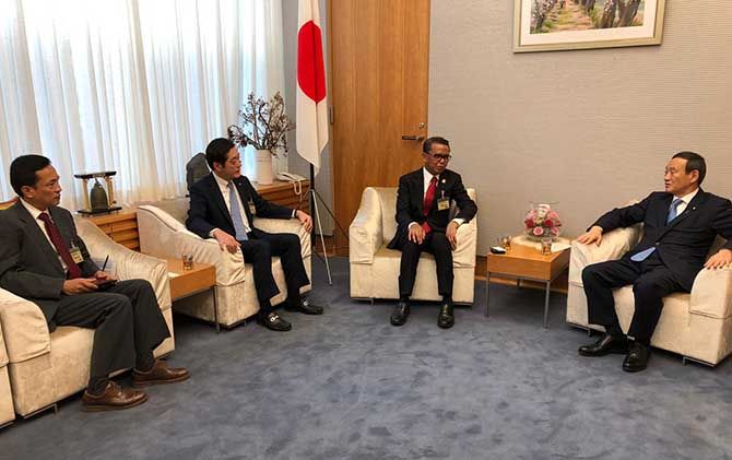 Gubernur Sulsel Nurdin Abdullah dalam pertemuan dengan Gubernur Prefekture Ehime Tokihiro Nakamura dan Sekretaris Kabinet Yoshihide Suga, di Kantor Kabinet Jepang di Chiyoda-ku, Tokyo, Rabu (6/3). - Image