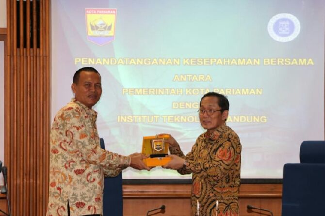 Wali Kota Pariaman Genius Umar memberikan cenderamata kepada Rektor ITB, Prof Kadarsah Suryadi usai menandatangai nota kesepahaman di Kampus ITB - Image