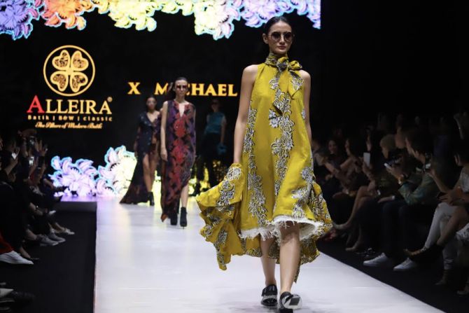 Busana batik two in one dengan motif bunga dasar laut di Plaza Indonesia Fashion Week, Senin (18/3). - Image