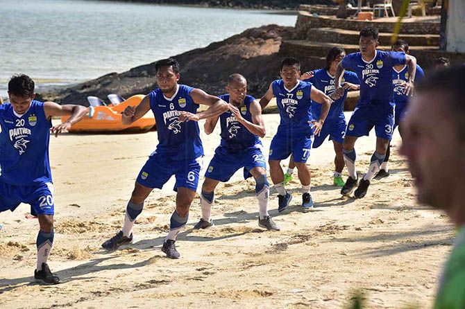 Skuad Persib tengah menjalani latihan di Batam. - Image