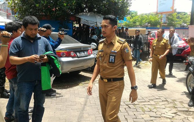 Para camat Makassar yang terlibat di dalam video diduga berisi konten dukungan Pilpres saat mendatangi Bawaslu Sulsel 22 Februari lalu. - Image
