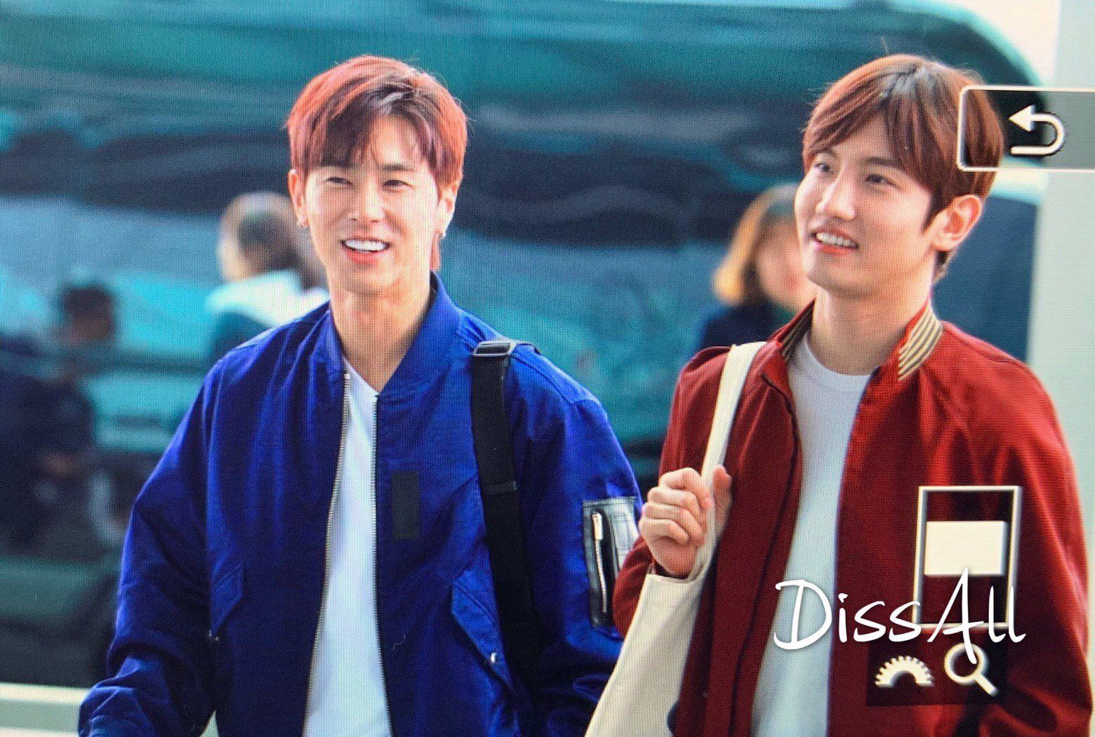 Yunho dan Changmin TVXQ di Bandara Incheon saat akan bertolak ke Indonesia, Selasa (19/3) - Image