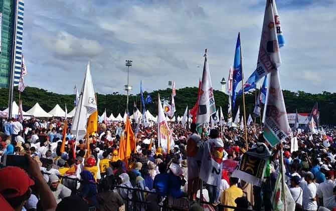 Bendera Golkar berkibar saat kampanye Prabowo di Lapangan Karebosi, Makassar, Minggu (24/3). - Image