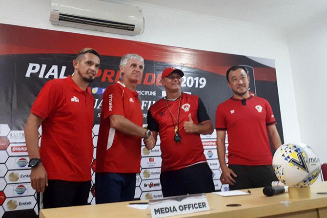 Pelatih Persija Ivan Kolev ketika dipertemukan dengan pelatih Kalteng Putra jelang laga babak 8 besar Piala Presiden 2019, Rabu (27/3). - Image