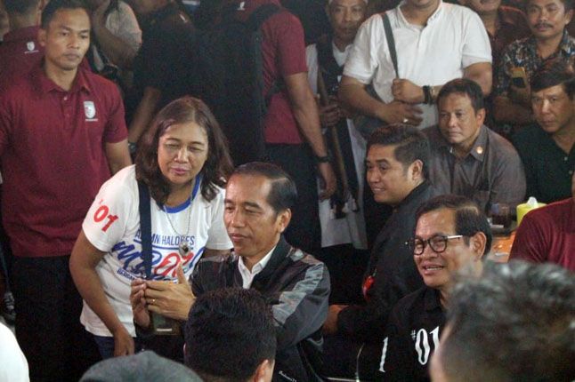 REBUTAN: Calon Presiden (capres) nomor urut 01 Jokowi saat ngopi bareng di pujasera usai kampanye di Malang, Senin (25/3). - Image