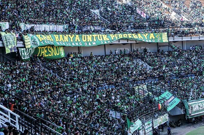 Dukungan Bonek di Stadion Gelora Bung Tomo membuat Persebaya makin percaya diri - Image