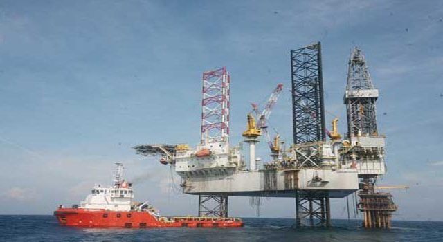 ILUSTRASI. Pengeboran minyak lepas pantai. Kepala SKK Migas Dwi Soetjipto mengatakan, investasi Rp 200 triliun siap masuk ke Kalimantan. - Image