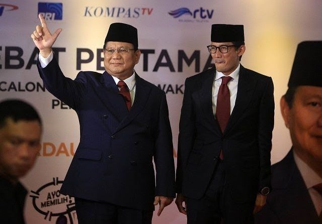 Penantang petahana, pasangan capres-cawapres no urut 02 Prabowo Subianto-Sandiaga Uno, saat debat kedua, Minggu (17/2). - Image