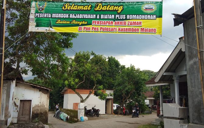 Spanduk ucapan selamat datang bagi para peserta program triwulan menyongsong meteor yang terpasang di jalan menuju Pondok Pesantren Miftahul Fallahil Mubtadiin (MFM), Kasembon, Kabupaten Malang. - Image