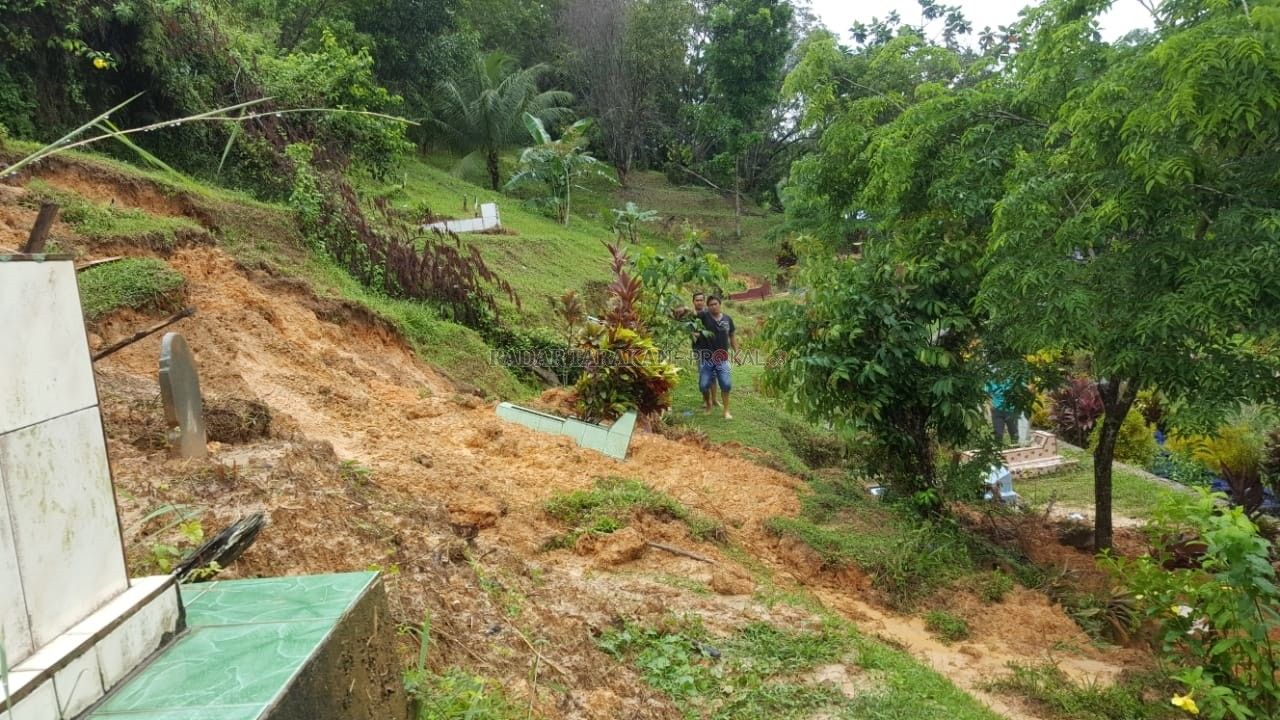RUSAK PARAH: Kondisi Komplek Pemakaman Pamusian diterjang longsor, Selasa (26/3). - Image