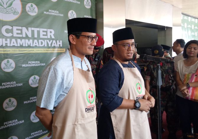 Koordinator Jubir Prabowo-Sandi, Dahnil Anzar Simanjuntak saat bersama Cawapres 02 Sandiga Uno - Image