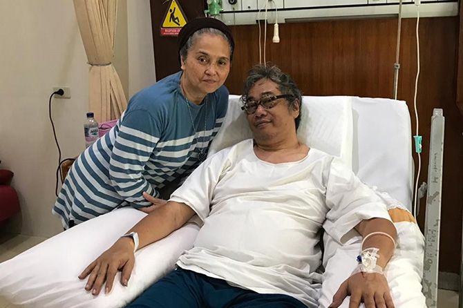 DIKIRA ASAM LAMBUNG: Butet Kartaredjasa ditemani istri, Rulyani Isfihana, saat masih dirawat di rumah sakit (25/3). - Image