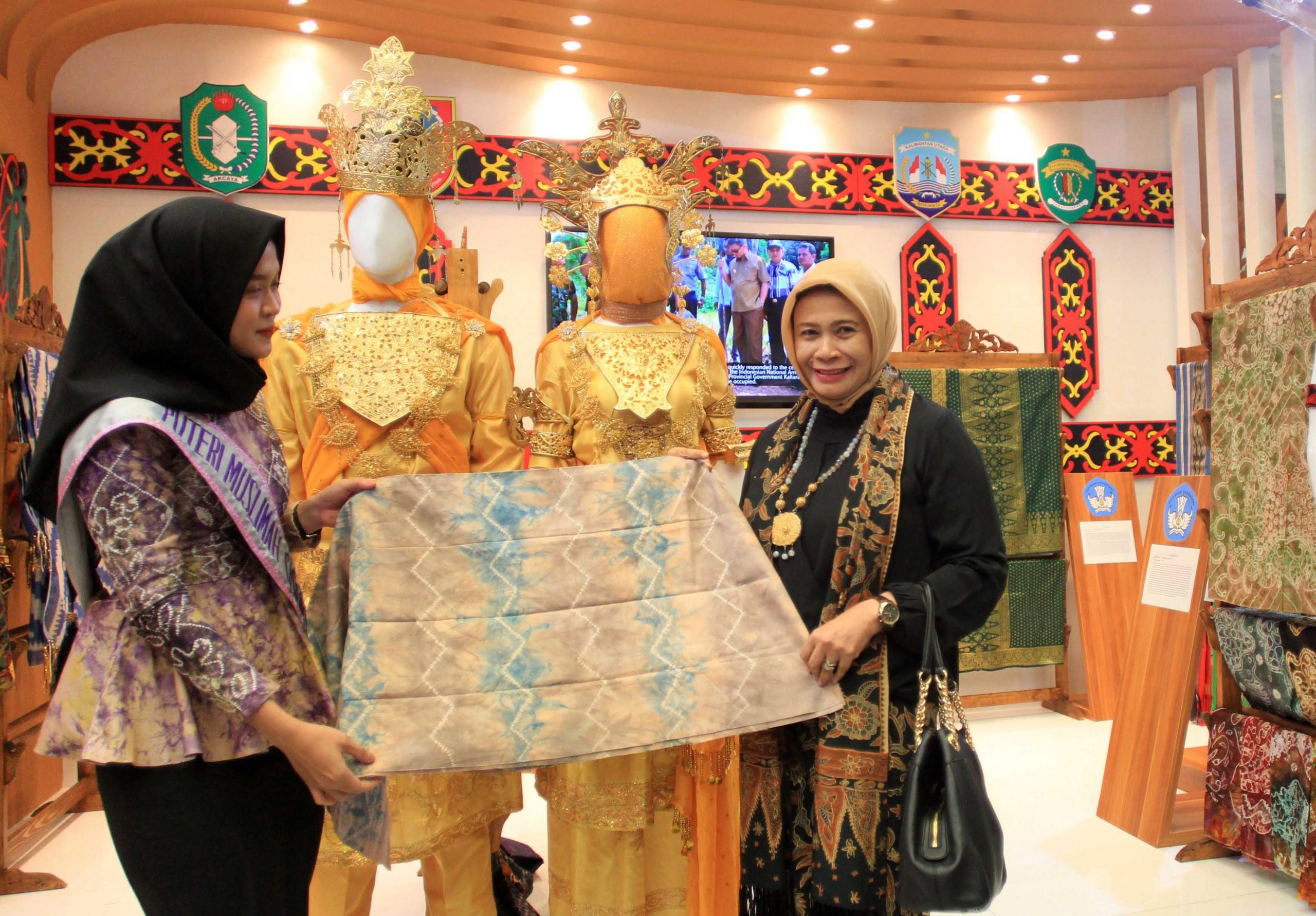 Kain Sasirangan ditampilkan di booth Kemendikbud di ajang IFW 2019 - Image