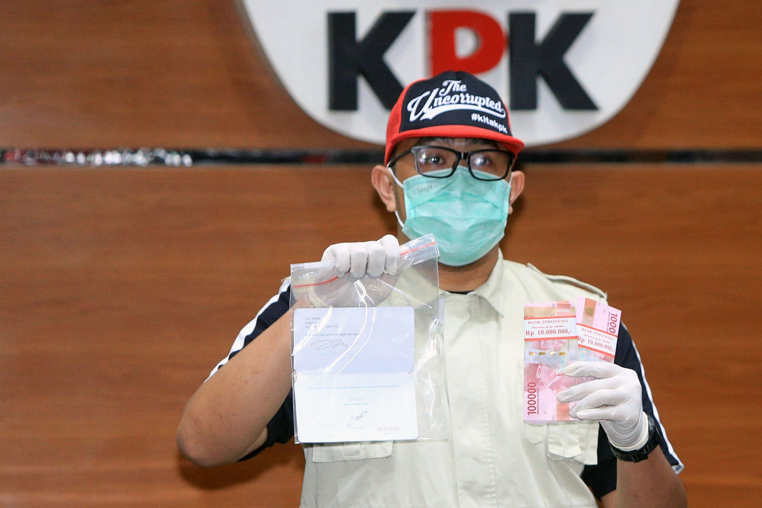 Ilustrasi. Penyidik KPK memperlihatkan barang bukti has OTT. - Image