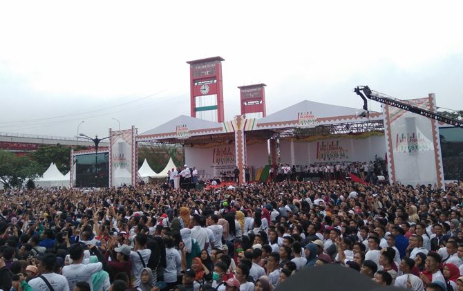 Warga Palembang membanjiri Milenial Road Safety Festival di bawah Jembatan Ampera, Sabtu pagi (9/3). - Image