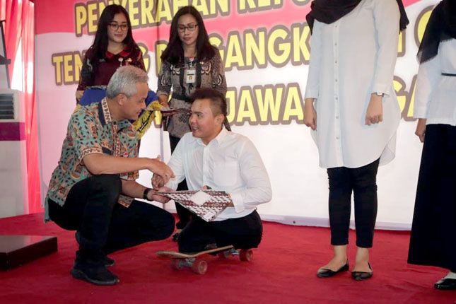 M. Hikmat saat menerima SK pengangkatan, Jumat (29/3). - Image