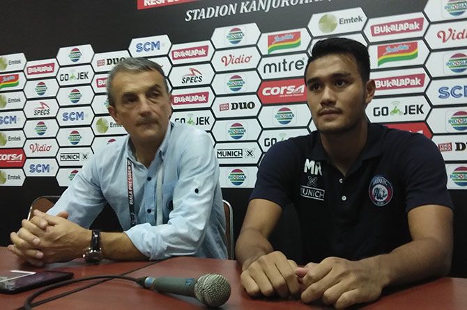 Milomir Seslija ucapkan terima kasih kepada Aremania. - Image