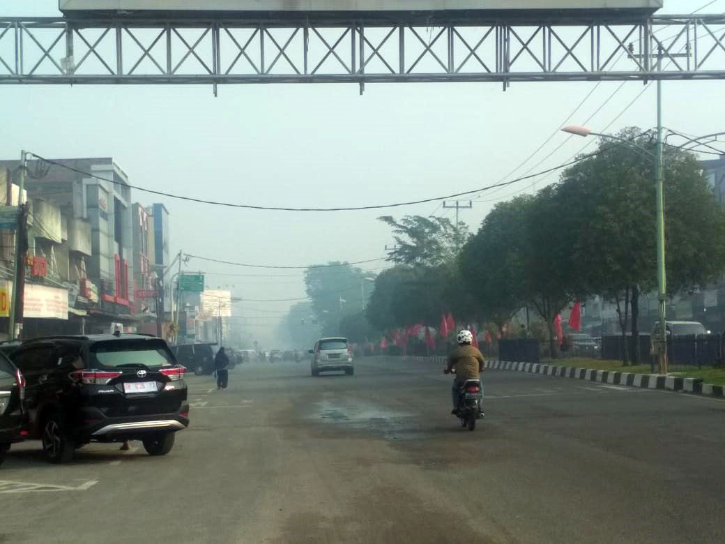 KABUT ASAP: Kabut asap tampak menyelimuti Kota Dumai, Riau, Jumat (29/3). - Image