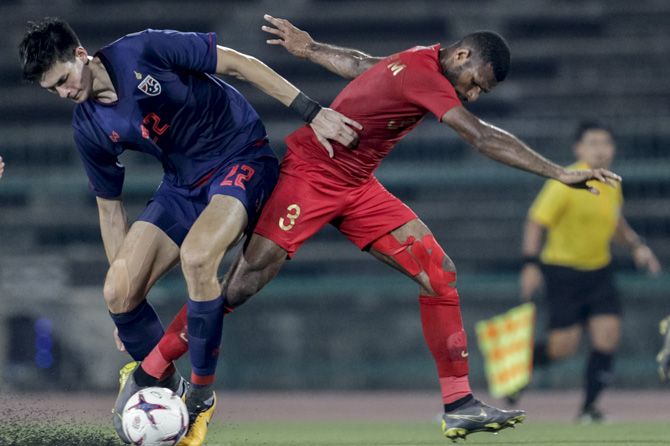 Marinus Wanewar (depan) memilih menikmati gelar juara bersama Timnas U-22 Indonesia - Image
