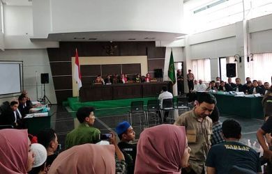 Pendukung Bahar bin Smith mengamuk karena diusir Majelis Hakim - Image
