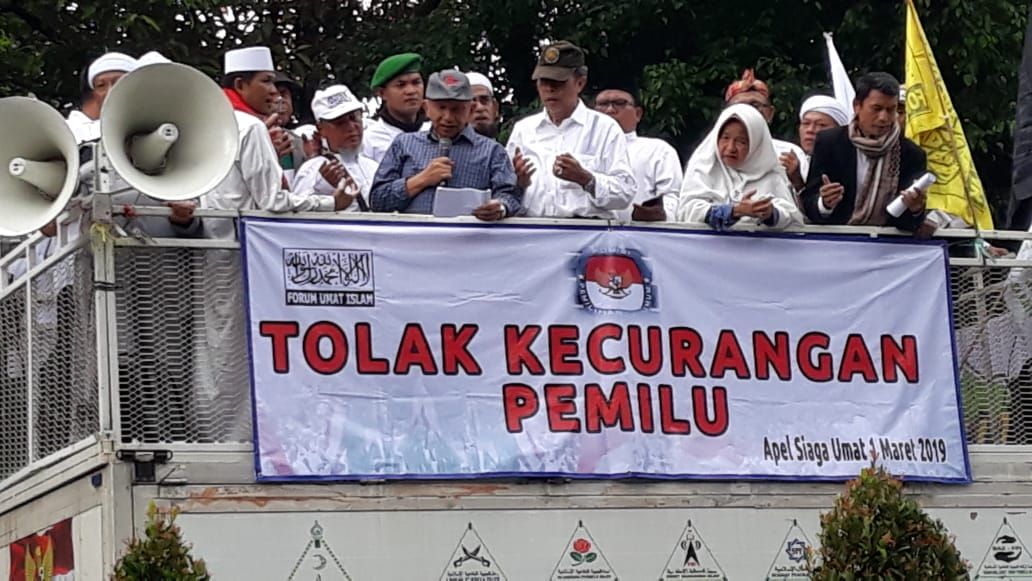 Ilustrasi: Tokoh PA 212 Amien Rais dalam orasinya di atas mobil komando, Jumat (1/3). - Image