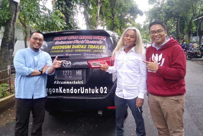 Kunto Hartono (dua dari kanan) saat bertemu Dahnil Anzar Simanjuntak dan Kawendra Lukistian di BPN Prabowo-Sandi. - Image
