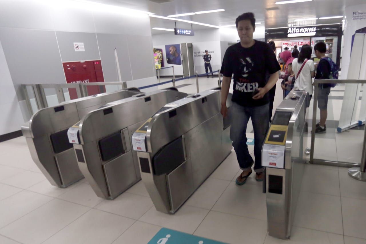Penumpang MRT saat akan mencoba Kereta Ratangga - Image