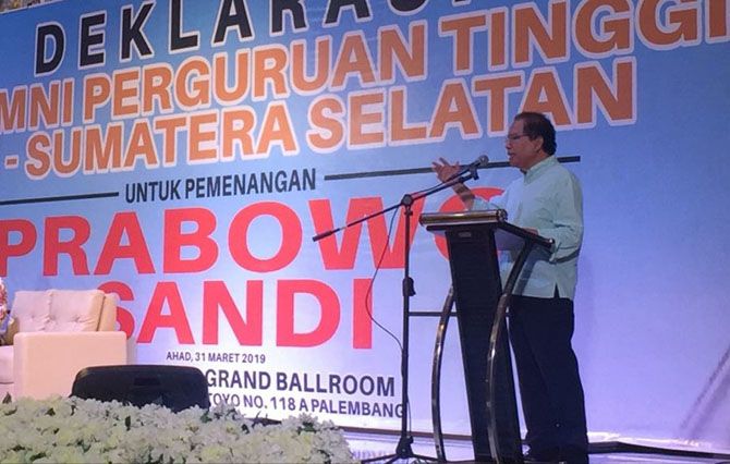 Mantan Menteri Koordinator Bidang Kemaritiman RI, Rizal Ramli sewaktu deklarasi alumni Perguruan Tinggi se-Sumsel pendukung 02 di Palembang, Minggu (31/3). - Image