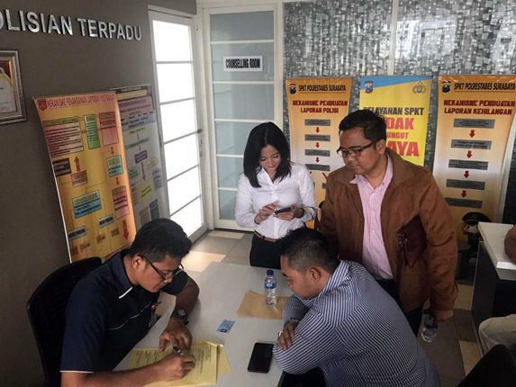 LAPORAN POLISI: Farid Budi Hermawan bersama tim pengacaranya melaporkan EO konser - Image