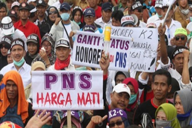 Ilustasi, Ribuan honorer Kategori 2 saat menggelar aksi unjuk rasa di depan Istana Negara. - Image