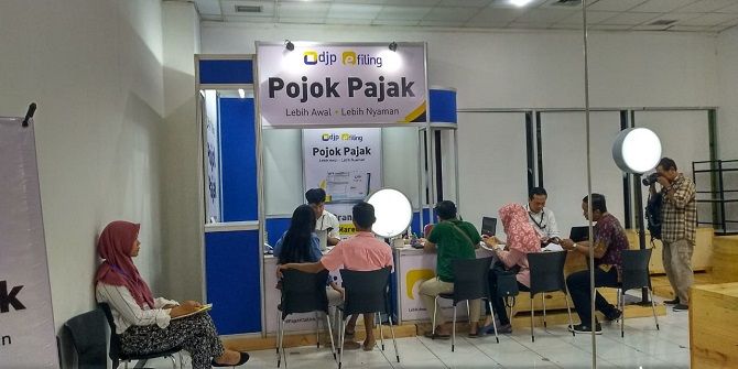 OJOK PAJAK: Sejumlah warga menyampaikan laporan SPT tahunan di Pojok Pajak yang ada di mal. - Image