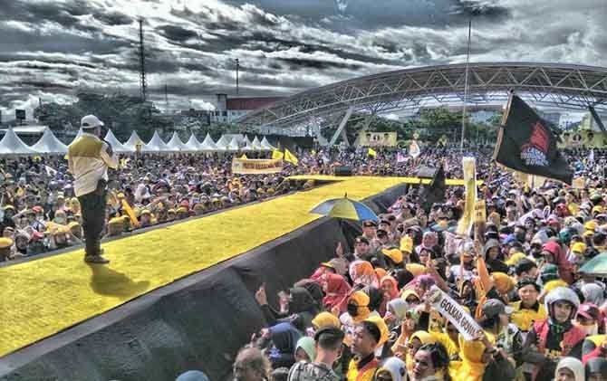 Massa Golkar saat kampanye Nurdin Halid sebagai Cagub Sulsel di Lapangan Karebosi Makassar. - Image