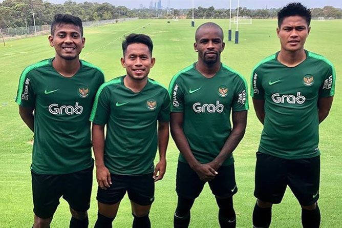 Greg Nwokolo (ketiga dari kiri) terpaksa menepi di laga kontra Persela karena masih dirundung cedera. - Image