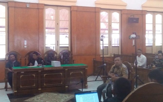 Bupati Pakpak Bharat Nonaktif, Remigo Yolando Berutu duduk di kursi pesakitan Pengadilan Negeri Medan, Kamis (28/3). - Image